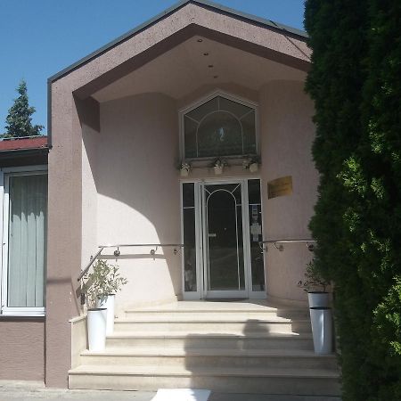 B&B Vila Bela Ruza Sremska Mitrovica Dış mekan fotoğraf