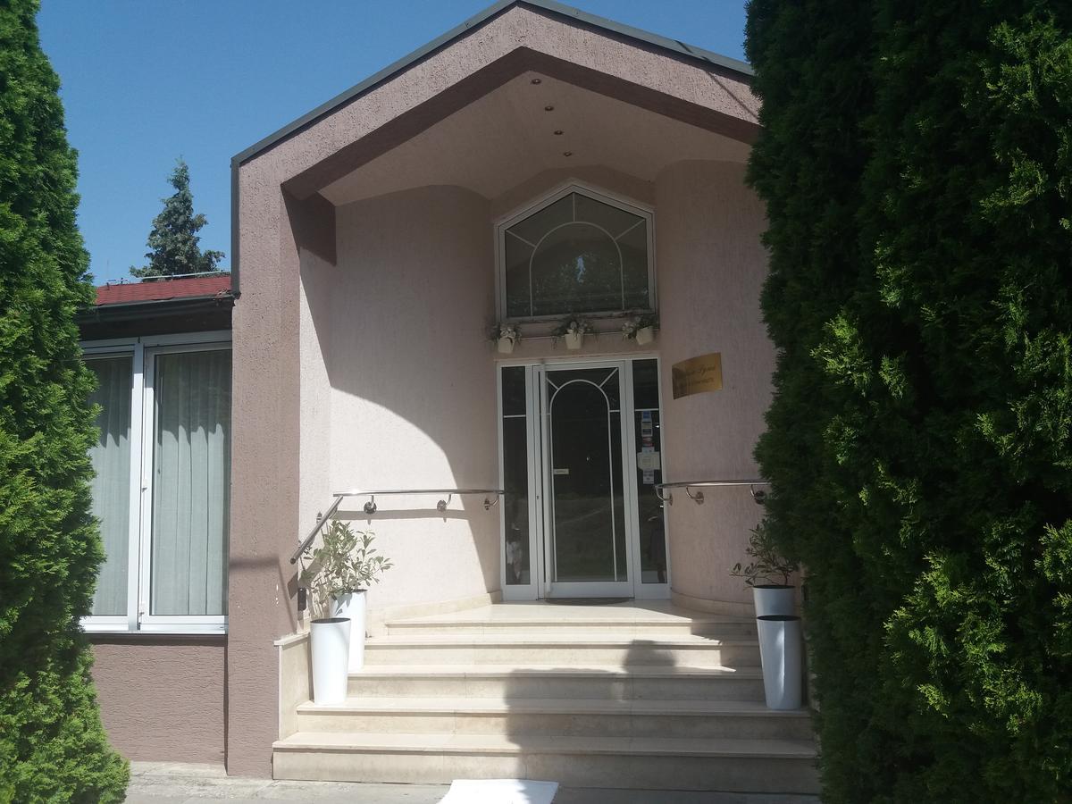 B&B Vila Bela Ruza Sremska Mitrovica Dış mekan fotoğraf