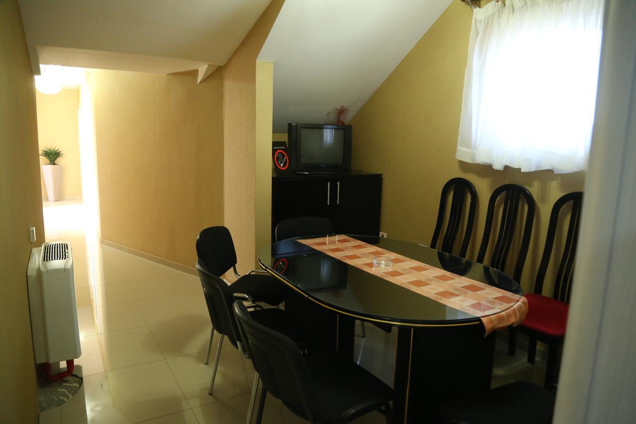 B&B Vila Bela Ruza Sremska Mitrovica Dış mekan fotoğraf